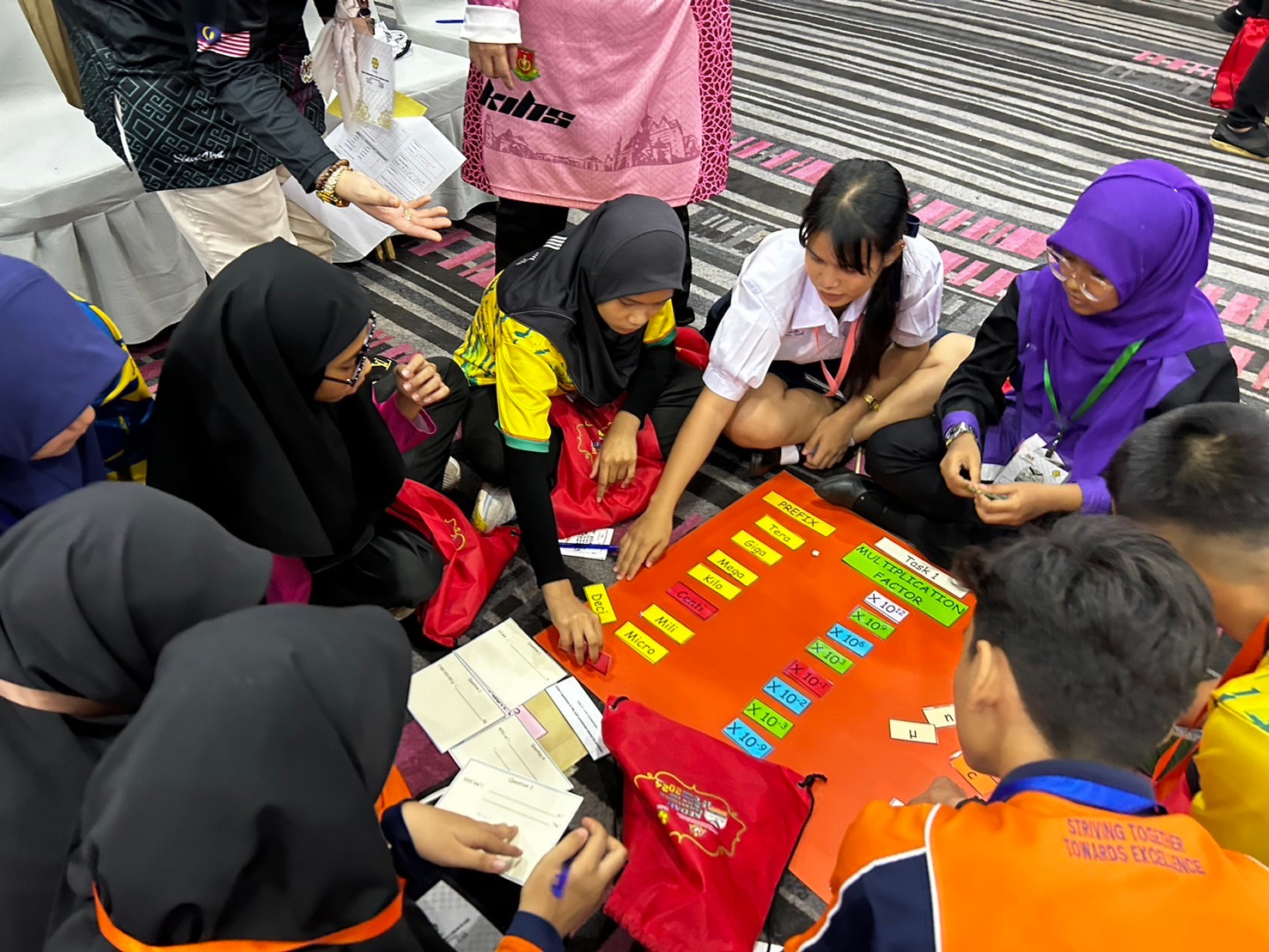LINE_ALBUM_khay Stem and English Camp n prathes maleseiy_241120_5.jpg